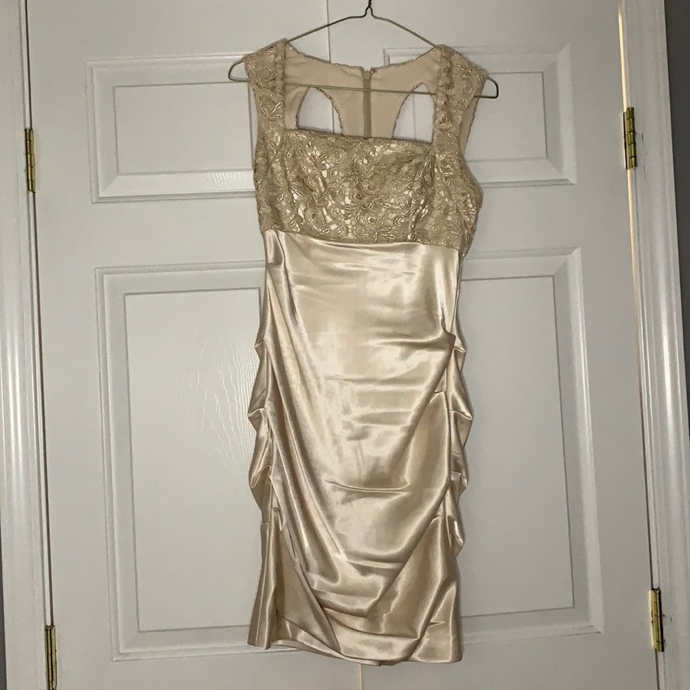 Hailey by Adrianna Papell size 2 wedding guest dress